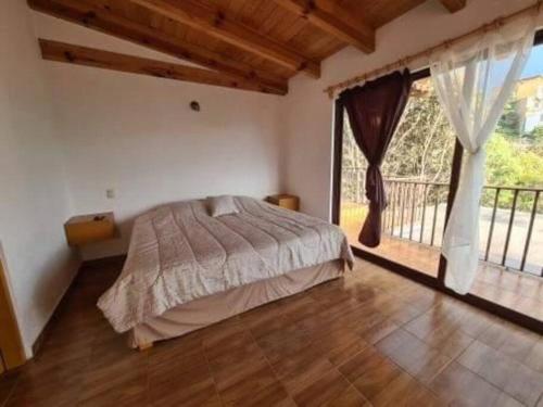 Casa con jacuzzi y vista al lago! tesisinde bir odada yatak veya yataklar