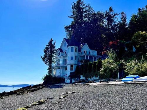 Gallery image of Vancouver Castle Waterfront with hot tub beach downtown in Chemainus