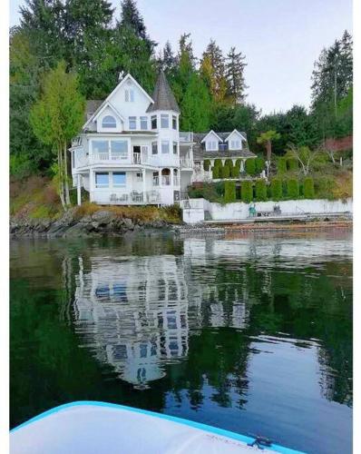 Gallery image of Vancouver Castle Waterfront with hot tub beach downtown in Chemainus