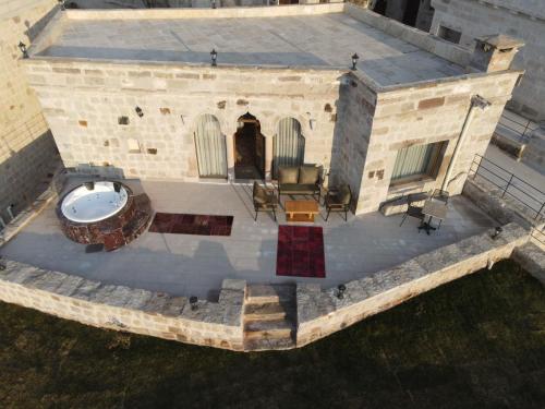 una vista aérea de un edificio con patio en Secret Hill Cave Suites en Goreme