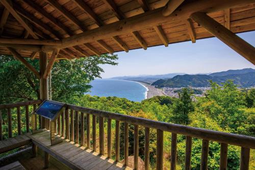 una terraza con vistas a la playa y al océano en Oninosanpomichi, en Kumano