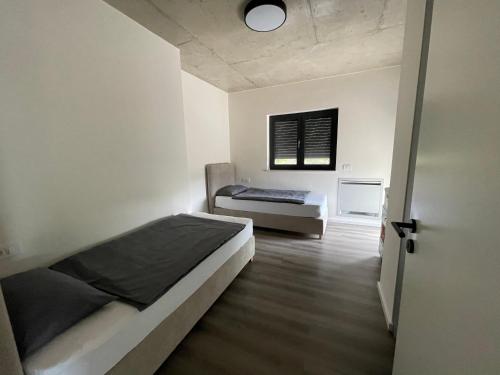 Habitación pequeña con 2 camas y ventana en Villa Lujo Porec Funtana, en Funtana