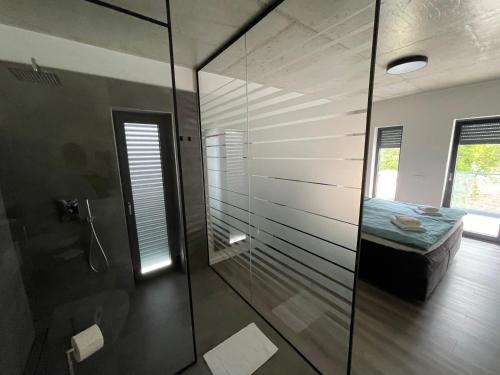 y baño con ducha de cristal y cama. en Villa Lujo Porec Funtana, en Funtana