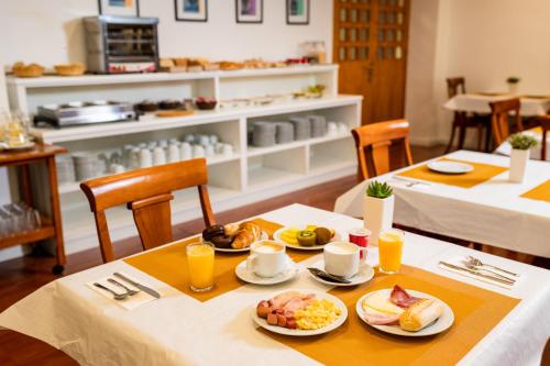 een tafel met daarop borden met eten bij Hotel Villa San Juan in San Juan de Alicante