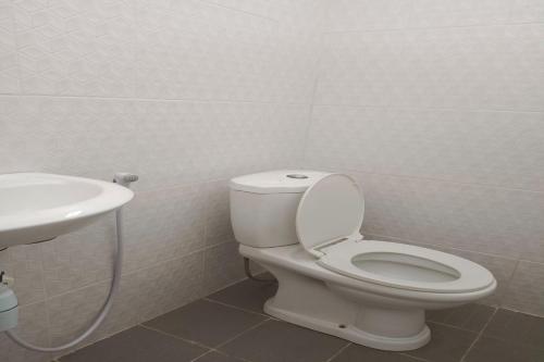 OYO 92176 Sandira Syariah في دماي: حمام مع مرحاض ومغسلة