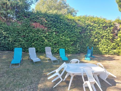 a group of chairs and a white table and chairs at Les Bruyères de Jeanne et René Zoo de Beauval à 20min,Châteaux TOUT INCLUS in Fontguenand