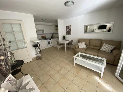 un salon avec un canapé et une table dans l'établissement 1 Bed apt center Cannes conference center - 2005, à Cannes