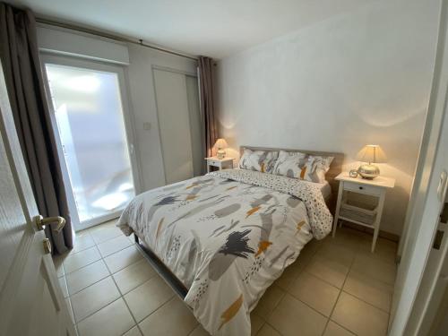 une chambre avec un lit et une fenêtre dans l'établissement 1 Bed apt center Cannes conference center - 2005, à Cannes