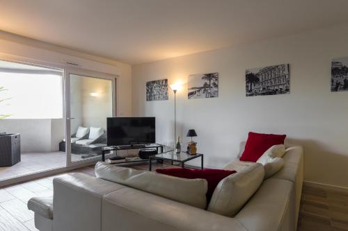 Fotografia z galérie ubytovania Modern spacious 3 Bed 2 Bath Apt in quiet residential area of Cannes walking distance to Croisette - 1769 v Cannes