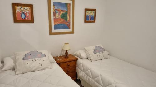una camera con 2 letti e un comodino in legno di Hoyo 12 Islantilla a Huelva