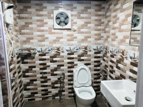 金馬崙高原的住宿－Orkid Chalet，一间带卫生间和水槽的浴室