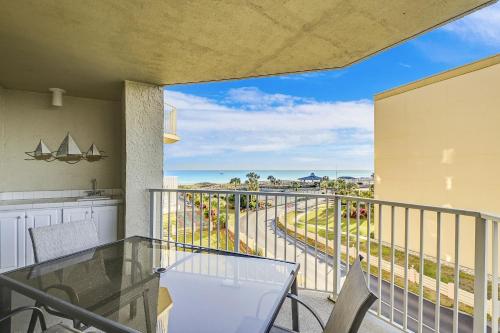 een balkon met een tafel en stoelen en uitzicht op de oceaan bij Inlet Reef Condo 316 Condo in Destin