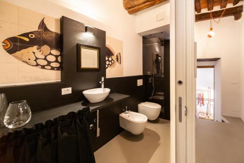ルッカにあるLa Corticella Luxury Suite, with Terraceの黒いバスルーム(トイレ2つ、シンク付)