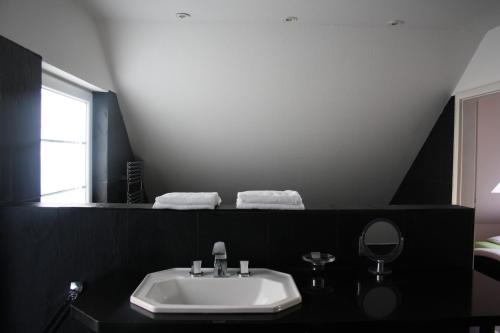Ett badrum på Modern House Gehrden