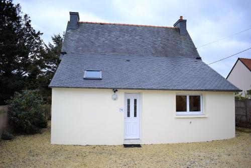 Maison bretonne rénovée avec WIFI et jardin clos à LANDRELLEC ref 249