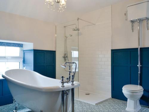 a bathroom with a tub and a toilet at Wayside House - UK32090 in Broome