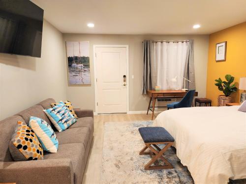 ein Schlafzimmer mit einem Bett, einem Sofa und einem Schreibtisch in der Unterkunft Lake Front Resort (LP#7) in Lakeport