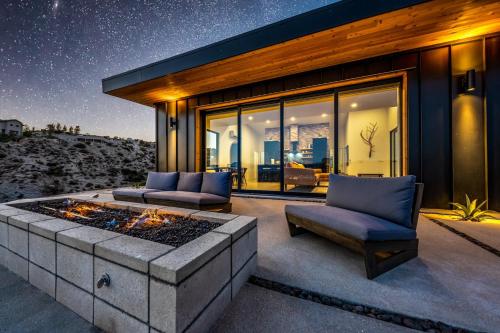 Posedenie v ubytovaní Loft Ledge - Modern Desert Oasis with Hot Tub and Incredible End home