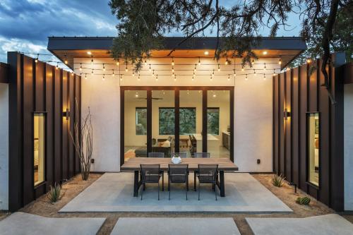 una casa con mesa de comedor frente a ella en A Little Tish - Secluded Stargazers Getaway home, en Yucca Valley