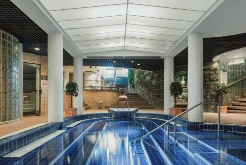 a swimming pool in a building with a lobby at Holiday Club Katinkulta Apartments in Vuokatti