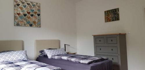 sypialnia z łóżkiem i komodą w obiekcie Löhner Glück Perfekte Kombination von Geschäftsreise und Familie w mieście Löhne