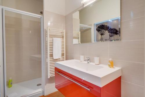 une salle de bain avec un lavabo blanc et une douche dans l'établissement LE FRANKLIN - Magnifique T2bis - Place des Grands Hommes, à Bordeaux