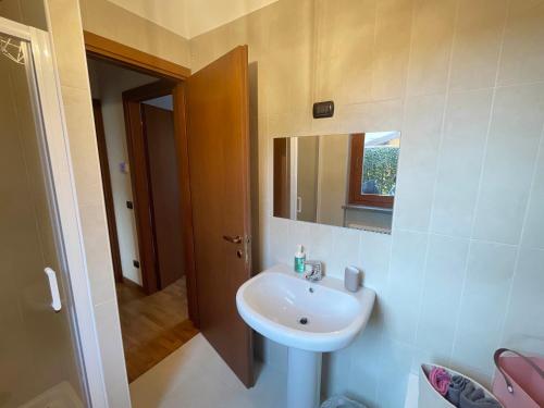 ein Bad mit einem Waschbecken und einem Spiegel in der Unterkunft Kikka's gem - Spacious Apartment 20km from Milan in Seregno