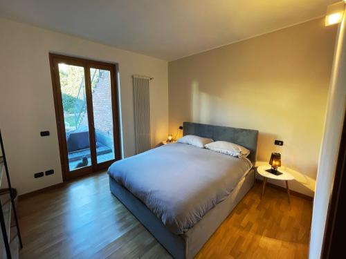 Un dormitorio con una cama grande y una ventana en Kikka's gem - Spacious Apartment 20km from Milan, en Seregno