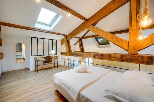 - une chambre avec un lit, un bureau et des fenêtres dans l'établissement LE MELI MELO - Superbe T2 - Bail Mobilité, à Bordeaux