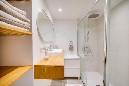 La salle de bains est pourvue d'un lavabo et d'une douche. dans l'établissement LE MELI MELO - Superbe T2 - Bail Mobilité, à Bordeaux