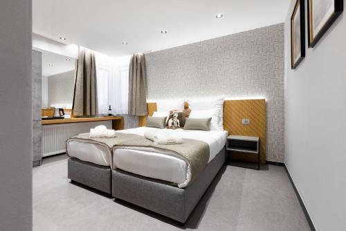 - une chambre avec un lit avec un chien assis dans l'établissement Victoria Interpark Hotel, 