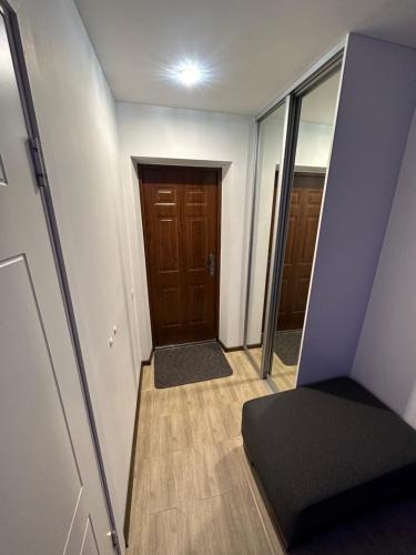 een lege kamer met een hal met twee deuren bij Studio apartment in Valmiera