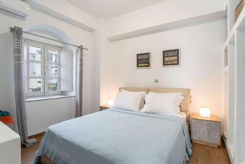 Habitación blanca con cama y ventana en Mary's Suite en Náousa