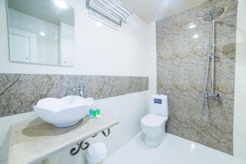 La salle de bains est pourvue d'un lavabo, de toilettes et d'une douche. dans l'établissement River S hotel, à Zugdidi
