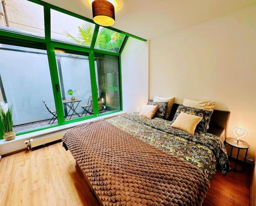 una camera da letto con un grande letto con una grande finestra di Montreux lake side apartment! a Montreux