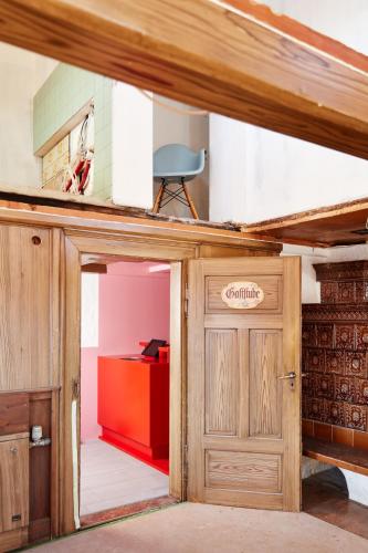 a room with a door and a desk with a chair at pop-up stuub feldberg in Feldberg