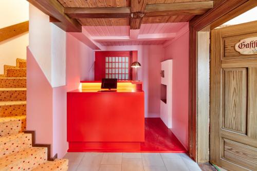 an office with pink walls and a red desk at pop-up stuub feldberg in Feldberg