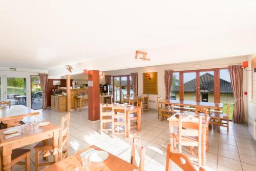 En restaurant eller et andet spisested på Duplex-Chalet entre Lac et Montagne avec Balcon