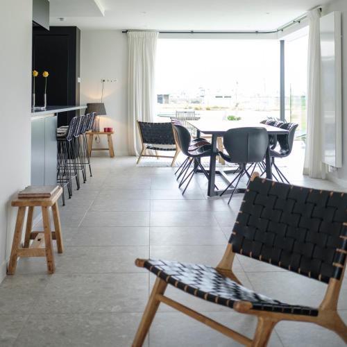クノック・ヘイストにあるAtelier124 - Oase van rust in Knokke -のテーブルと椅子のあるキッチンとダイニングルーム