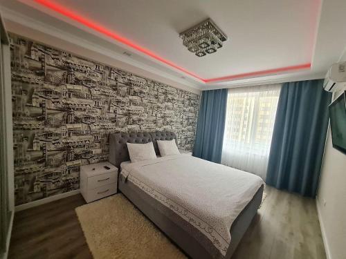ein Schlafzimmer mit einem Bett und einer Ziegelwand in der Unterkunft Apartament, sectorul Buiucani in Chişinău