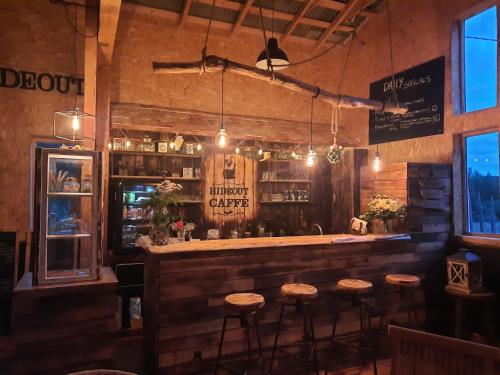 un bar en un restaurante con taburetes delante en Nordic Island Hideout, 