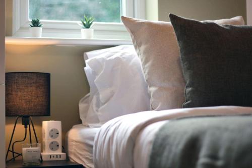 Katil atau katil-katil dalam bilik di Oakwell View - Modern 3 Bed Home