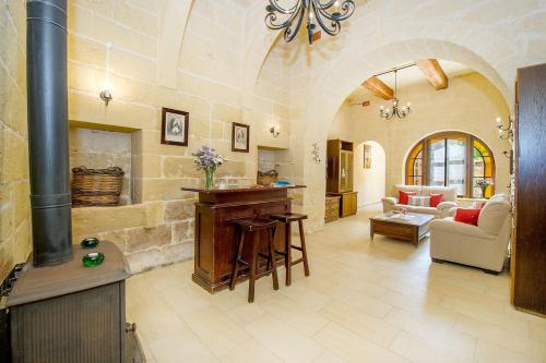un ampio soggiorno con piano cottura in un edificio di Ta Gananz Holiday Home a Għasri