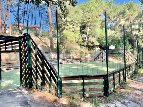 Tenis dan/atau kemudahan skuasy di Un Nid dans la Pinède atau berdekatan