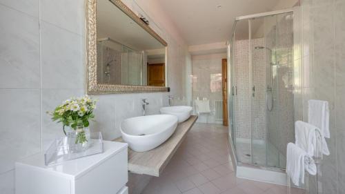 La salle de bains est pourvue d'une baignoire, d'un lavabo et d'une douche. dans l'établissement Il Belvedere di Gino, à Pescia