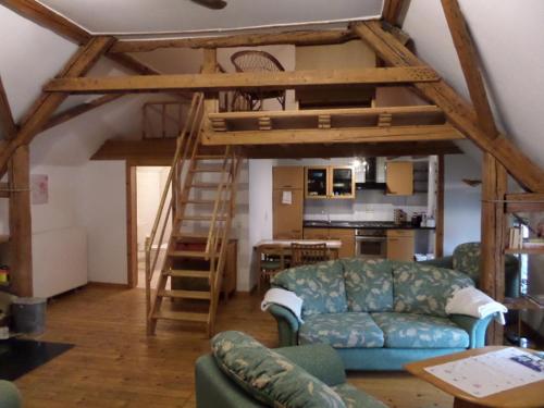 ein Wohnzimmer mit einem Sofa und einem Hochbett in der Unterkunft Bauernstube Scheidterhof in Kobern-Gondorf