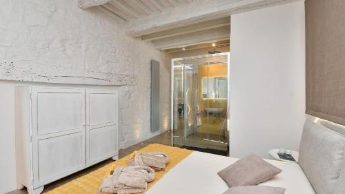 ein Schlafzimmer mit einem Bett mit Handtüchern darauf in der Unterkunft Ovile in Roccalbegna