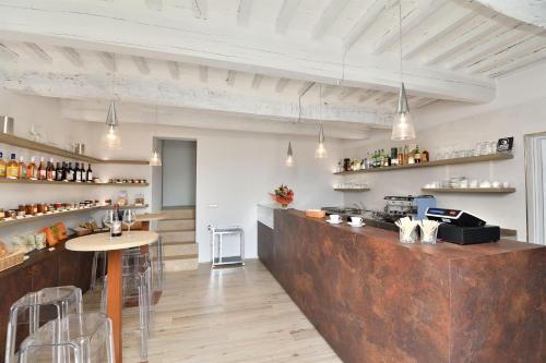 a kitchen with a bar with a table and chairs at Ovile in Roccalbegna