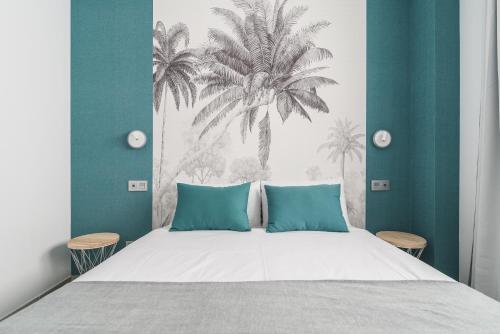 ein Schlafzimmer mit einem großen Bett mit blauen Wänden in der Unterkunft Home2Book Sweet&Comfy Apartment Las Canteras in Las Palmas de Gran Canaria