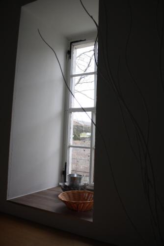 una ventana en una habitación con un bol sobre una mesa en K10, en Fußach